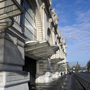 I love these awning along the side of the Musee D'Orsay. A magic spring morning and a perfect say for photos!