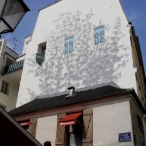 This clever effect painted on the wall gave the impression of cool shade in this photo I took on a spring day in Paris.