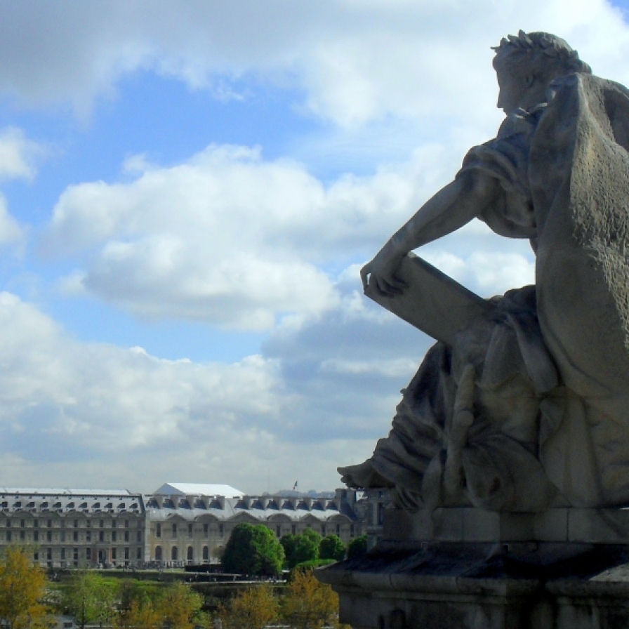 This statue atop the Musée d'Orsay gazes across the sea of Parisian males whose beards give daily hope to the hirsuite.