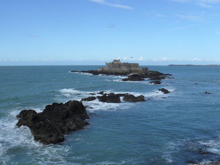 The tide in St Malo is astonishing. Several times a day this fortress by Vaubon is completely surrounded by the ocean and then the tide retreats and you can walk to it directly from St Malo.