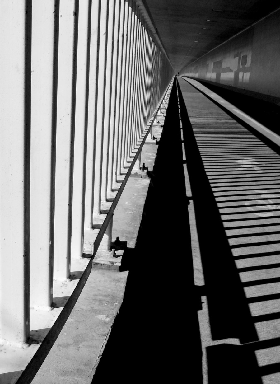leading lines railing under Mount Henry Bridge