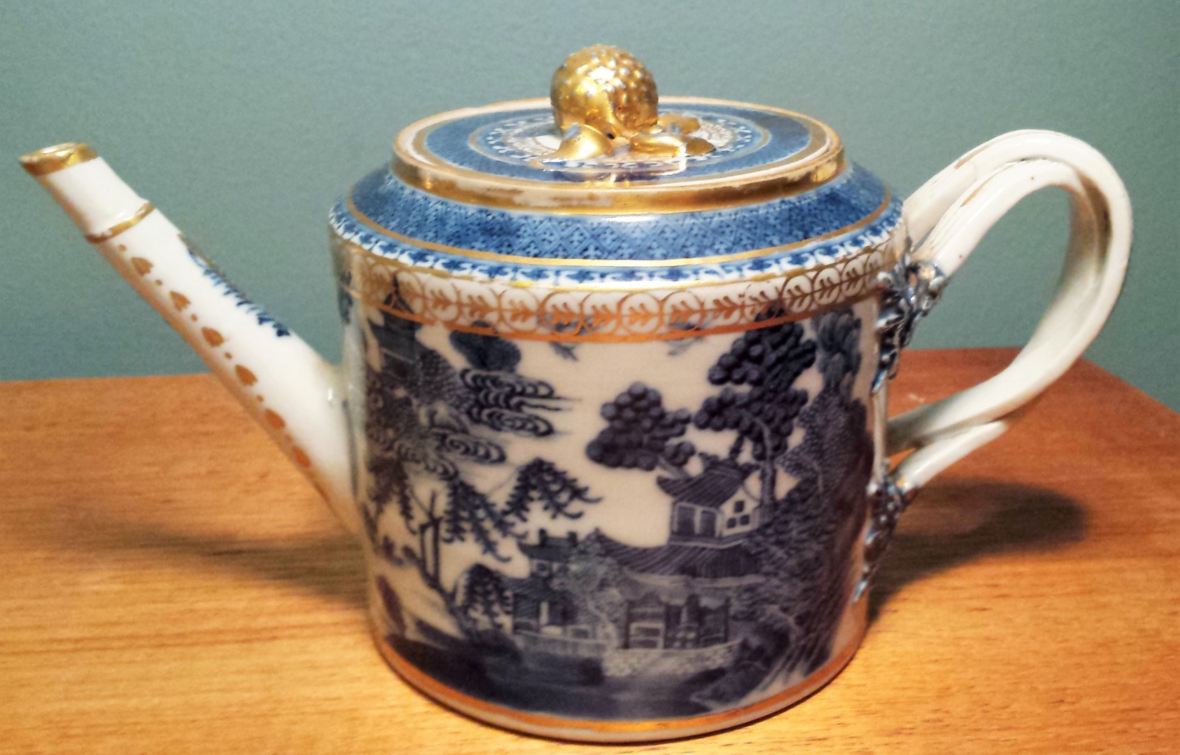 Qing dynasty teapot hand painted in cobalt blue. Nanking porcelain